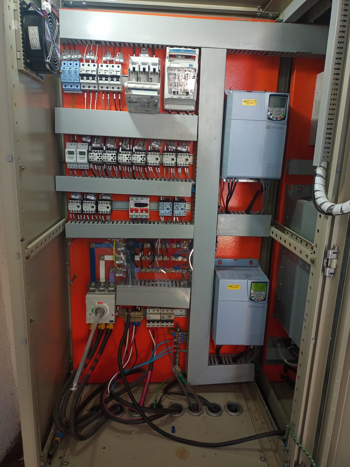 Montagem interna de quadro de comando elétrico industrial com controladores e cabeamento estruturado pela EngLog.